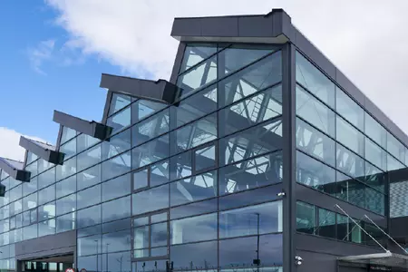 terminal lotniska w gdańsku ze szkłem przeciwsłonecznym o doskonałej selektywności COOL-LITE XTREME 70/33 w zespoleniu ze szkłem niskoemisyjnym ECLAZ ONE.