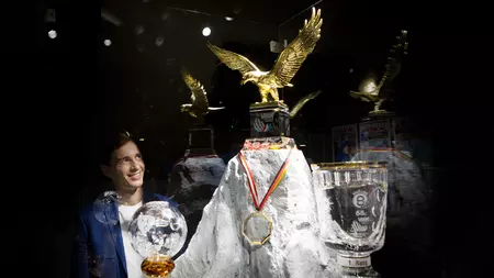 galeria trofeów Kamila Stocha, szkło ekstra białe diamant, witryna szklana, trofea za szkłem diamatt