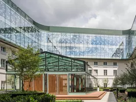 COOL-LITE XTREME, szkło przeciwsłoneczne z potrójną warstwą srebra, hotel europejski, budynku z przeszkloną elewacją ozdobioną wzorami liści. 