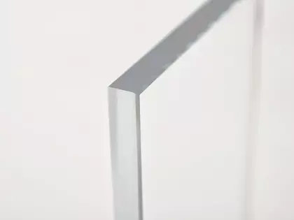 Szkło niskożelazowe, szkło ekstrabiałe