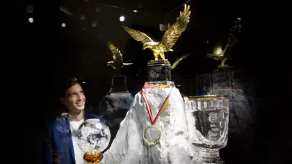 galeria trofeów Kamila Stocha, szkło ekstra białe diamant, witryna szklana, trofea za szkłem diamatt