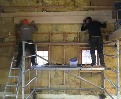 Esa Tukia and Nicke Gotlänning lift the eastern beam into place
