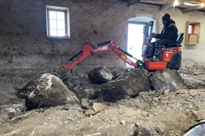 To the south were large blocks of stone that could not be lifted out; they had to be milled down inside the house