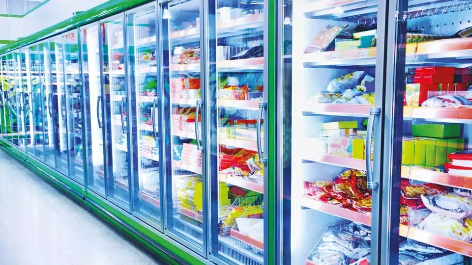 Szkło do urządzeń chłodniczych, przeszklone rzędy lodówek w supermarkecie, 