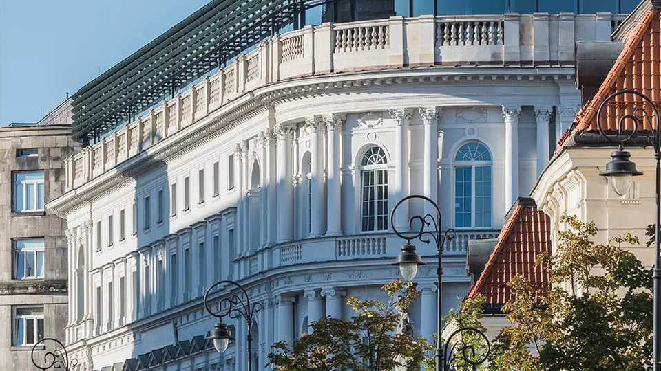 przeszklona elewacja hotelu europejskiego ze szkłem przeciwsłonecznym cool-lite xtreme