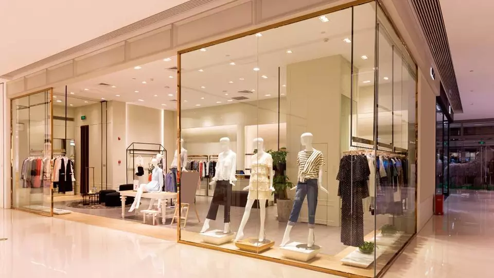 szklana witryna vision-lite w centrum handlowym