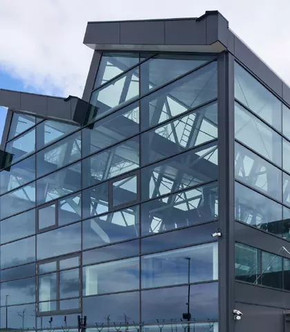 terminal gdańsk, terminal lotniska w Gdańsku, część terminala lotnika w Gdańsku z zamontowanym szkłem przeciwsłonecznym o doskonałej selektywności COOL-LITE XTREME 70/33 w zespoleniu ze szkłem niskoemisyjnym ECLAZ ONE.